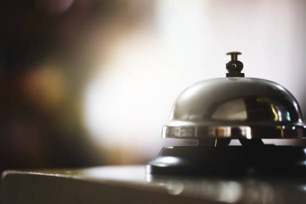 campanello del servizio di reception dell'hotel sul tavolo, messa a fuoco selettiva. - service bell foto e immagini stock