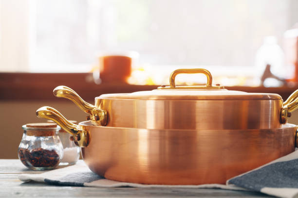 プロのキッチンクローズアップのための新しい銅調理器具 - commercial kitchen restaurant professional occupation chef ストックフォトと画像