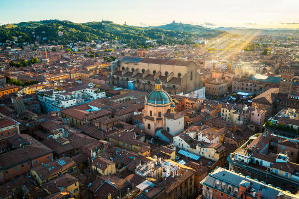 veduta aerea di bologna, immagine presa dalla famosa torre "asinelli", bologna, italia - bologna foto e immagini stock
