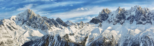 панорамный вид на вершину монбланка и гранд-джорассес с горнолыжных трасс кормайер - courmayeur european alps mont blanc mountain стоковые фото и изображения
