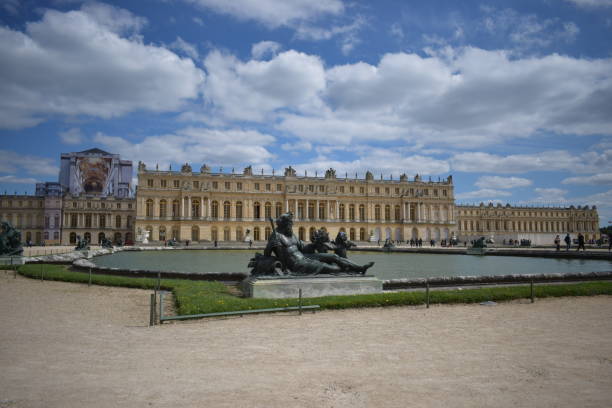 los jardines del palacio real de versalles situados en versalles en la región de ile-de-france de francia - chateau de versailles fotografías e imágenes de stock