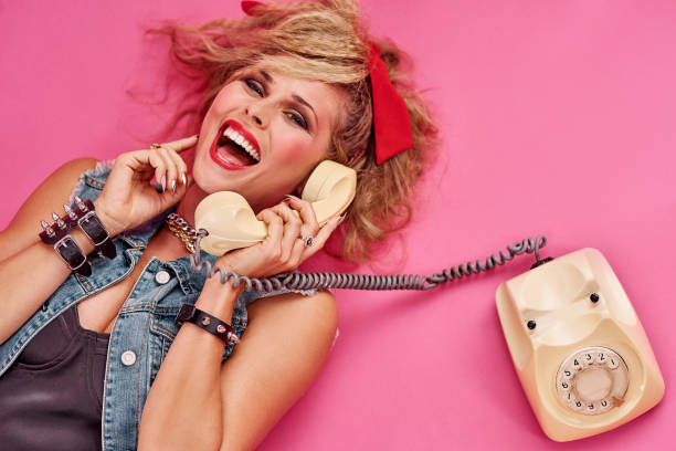 tutti si sono divertiti così tanto negli anni '80 - landline phone women close up old fashioned foto e immagini stock