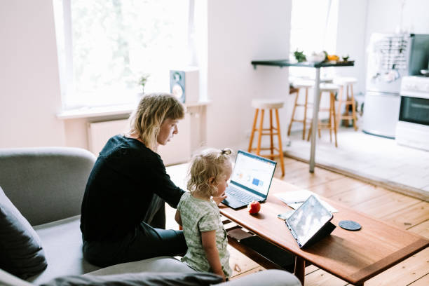 어린 어머니와 함께 아이 �와 홈 오피스에서 작동 - laptop women child digital tablet 뉴스 사진 이미지