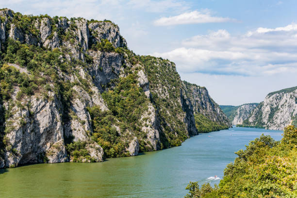 река дунай через ущелье джердап. - danube river danube valley river valley стоковые фото и изображения