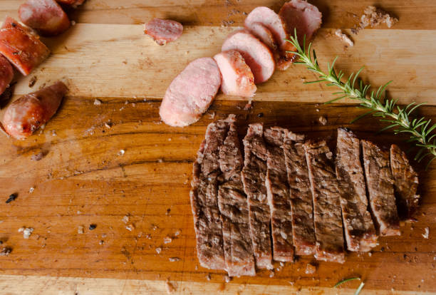 barbacoa de carne de res y cerdo cortada a bordo - meat raw beef love fotografías e imágenes de stock