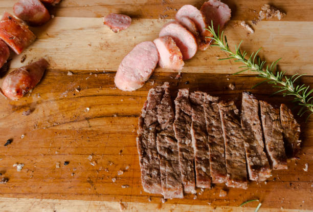 говядина и свинина барбекю вырезать на борту - meat raw beef love стоковые фото и изображения