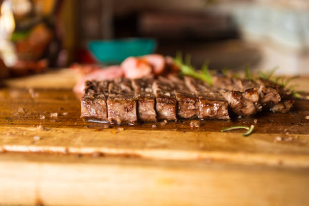 говядина и свинина барбекю вырезать на борту - meat raw beef love стоковые фото и изображения
