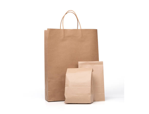 白い背景に隔離されたランチペーパーバッグとショッピングペーパーバッグのグループ - paper bag bag brown handle ストックフォトと画像