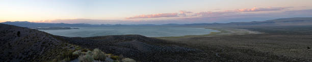 mono lake sunset desde el cráter panum - crater rim fotografías e imágenes de stock