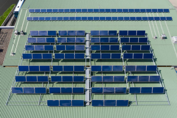 calentadores de agua caliente y paneles solares instalados en el techo - solar power station sun water collection fotografías e imágenes de stock