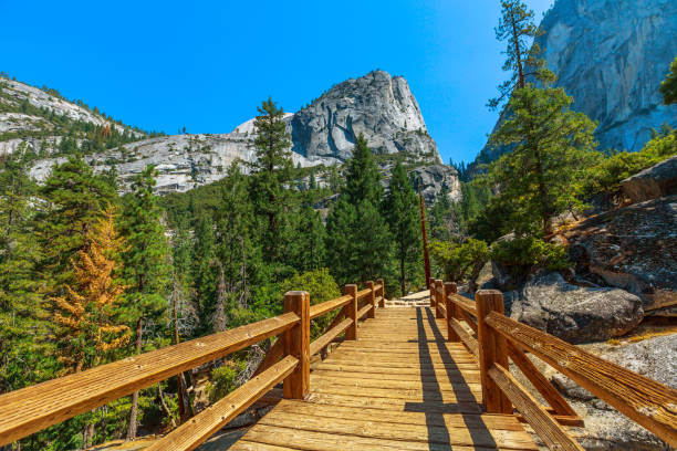 yosemite half dome y nevada otoño - condado de mariposa fotografías e imágenes de stock