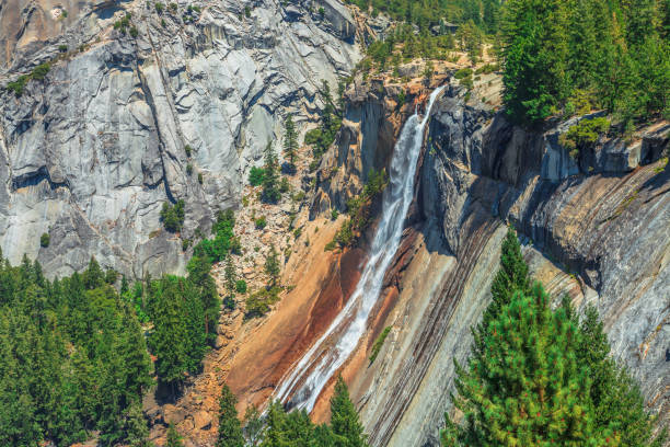 yosemite nevada cascata autunnale da vicino - yosemite national park waterfall half dome california foto e immagini stock