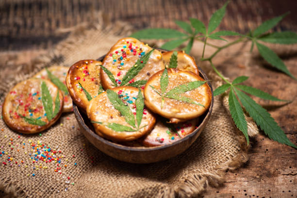 galletas caseras recubiertas de azúcar con hojas de marihuana - peanut bowl nut circle fotografías e imágenes de stock