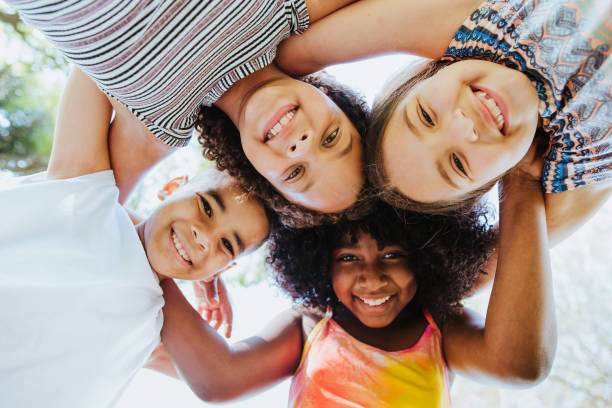 groupe d’enfants souriant et regardant la diversité de caméra - enfants seulement photos et images de collection