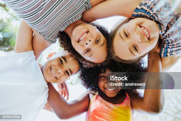 Foto de Grupo De Crianças Sorrindo E Olhando Para A Diversidade Da Câmera e mais fotos de stock de Criança