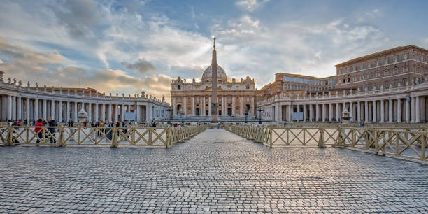 туристы посещают базилику святого петра в ватикане - cupola people rome lazio стоковые фото и изображения