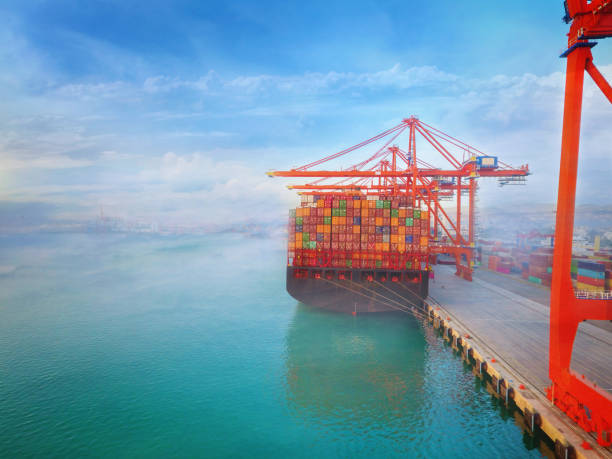 vista aérea de la logística de buques de carga de contenedores - singapore shipping cargo container nautical vessel fotografías e imágenes de stock