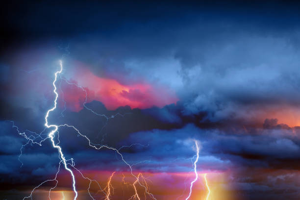 fulmine durante la tempesta estiva - lightning storm thunderstorm weather foto e immagini stock
