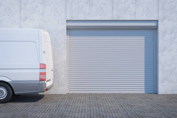 furgoneta cerca del garaje con puerta cerrada del obturador - puerta del vehículo fotografías e imágenes de stock