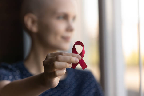 z bliska chora kobieta trzyma symbol raka czerwonej wstążki - cancer victim zdjęcia i obrazy z banku zdjęć