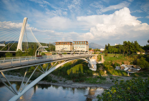 podgorica, ansicht der millennium-brücke über den fluss,montenegro,osteuropa. - millennium footbridge stock-fotos und bilder