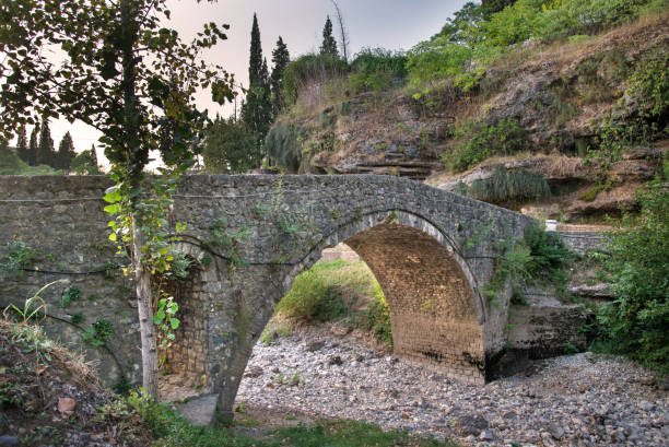 ribnica-brücke in der alten gegend von podgorica,montenegro,osteuropa. - millennium footbridge stock-fotos und bilder