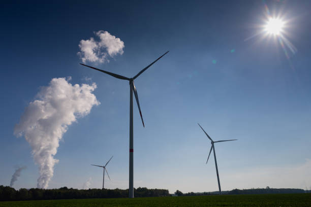 windkraftanlagen in bergheim in nordrhein-westfalen - niederaußem stock-fotos und bilder