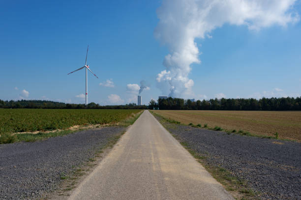 turbina wiatrowa i elektrownia w pobliżu bergheim w northrhine westfalia - niederaußem zdjęcia i obrazy z banku zdjęć