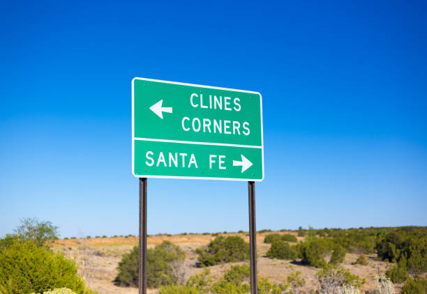 nm 285 panneau routier: signe directionnel à santa fe - new mexico sign santa fe new mexico road trip photos et images de collection