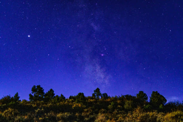 paesaggio astro con via lattea e chiaro di luna - astro photography foto e immagini stock