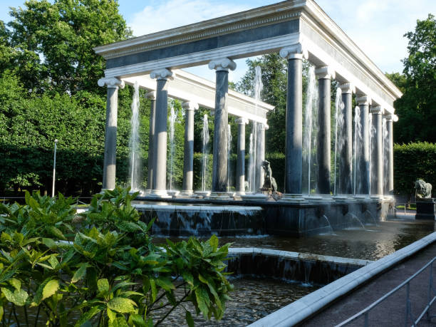 26 de julio de 2020 - peterhof, rusia: fuentes del parque inferior de peterhof - peterhof palace fotografías e imágenes de stock