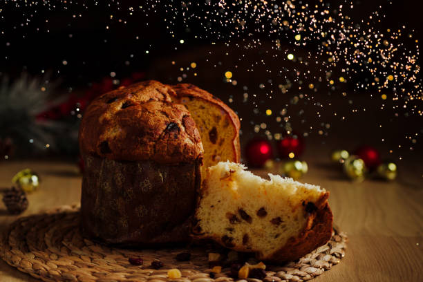 panettone - gâteau de noël italien traditionnel et ligths de noël - baking food sweet food cake photos et images de collection