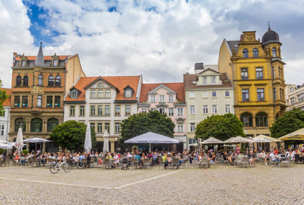 People sitting and drinking on the Kohlmarkt square in Braunschweig People sitting and drinking on the Kohlmarkt square in Braunschweig, Germany braunschweig stock pictures, royalty-free photos & images