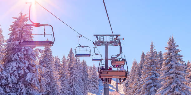 vue de station de ski, panorama de bannière de télésiège - vacances à la neige photos et images de collection