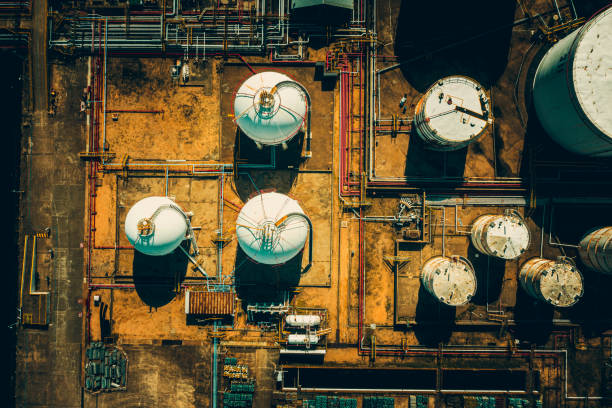 tanque de armazenamento de terminais de óleo e gás de vista aérea - fuel storage tank lng storage tank oil - fotografias e filmes do acervo