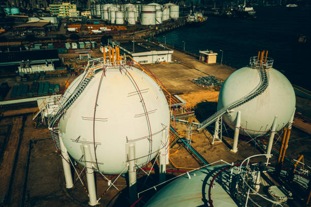 воздушный вид резервуара для хранения нефти и газа - petrochemical plant storage tank lng storage room стоковые фото и изображения