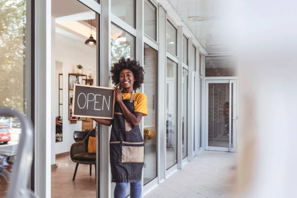 ora siamo aperti agli affari - owner small business restaurant african ethnicity foto e immagini stock