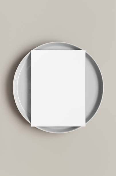 mockup della carta bianca da invito su un piatto, rapporto 5x7, simile a a6, a5. - menu template foto e immagini stock