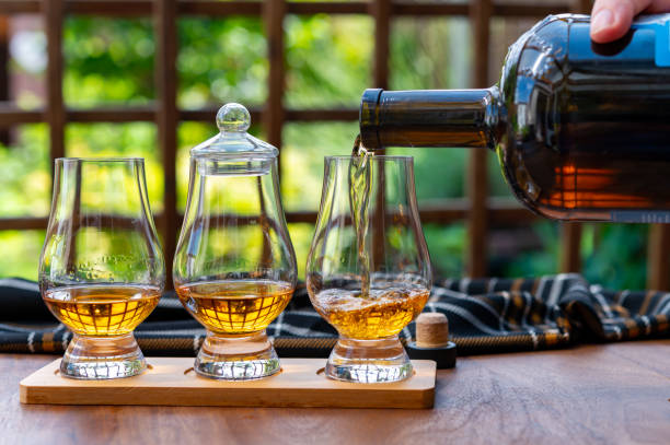 proeverij van schotse whisky in traditioneel oud brits huis met houten vensters - spey scotland stockfoto's en -beelden