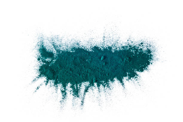 respingo de pó de algas espirulina - spirulina bacterium seaweed food clipping path - fotografias e filmes do acervo