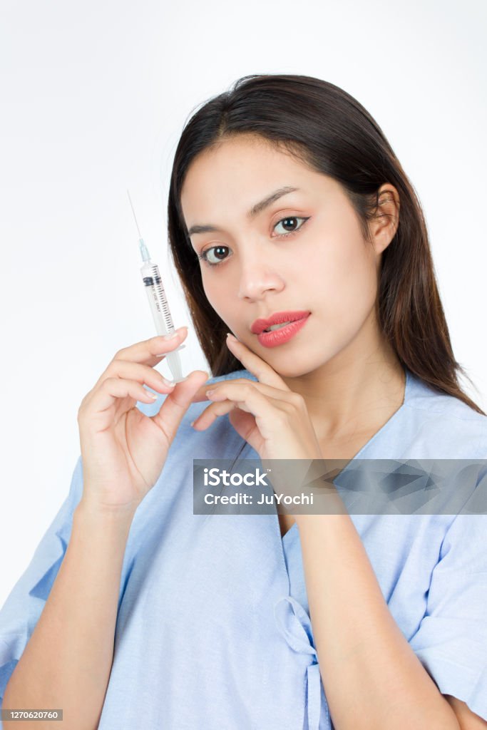Giovane donna con una siringa. - Foto stock royalty-free di Adulto Giovane donna con una siringa. - Foto stock royalty-free di Adulto