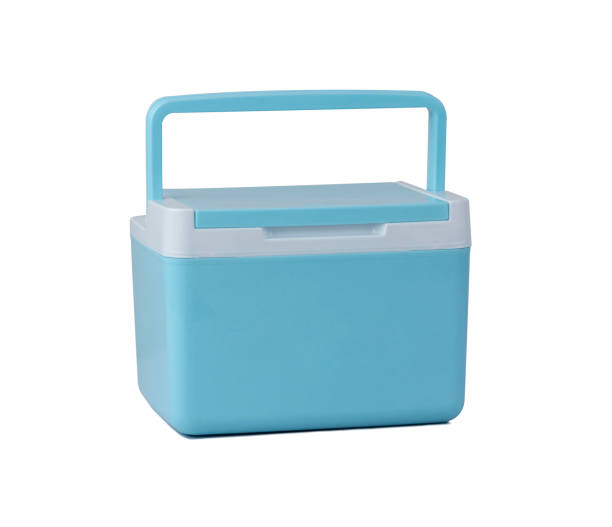 boîte de refroidissement bleu clair de pique-nique isolée sur le blanc - ice pack photos photos et images de collection