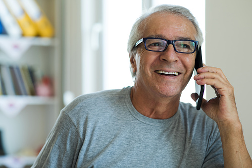Anciano hablando teniendo comunicación distante con el médico conseguir servicios photo