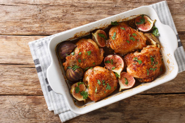 素朴なスタイルの鶏もも肉は、ベーキング皿でイチジクのクローズアップで焼きました。水平上面図 - healthy eating italian culture traditional culture close up ストックフォトと画像