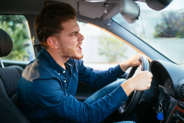 jovem ficando louco na estrada - furious road rage driver road - fotografias e filmes do acervo