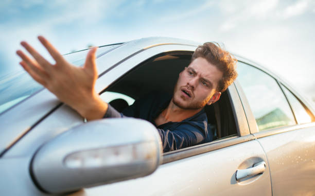 il bel giovane adulto si sente frustrato sulla strada - furious road rage driver road foto e immagini stock