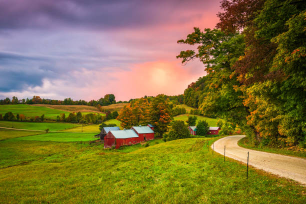 jenne farm in vermont, usa - town rural scene road new england stock-fotos und bilder