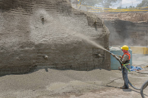 wąż pompujący beton używany do pokrycia cementem ściany konstrukcyjnej - wire mesh equipment gear working zdjęcia i obrazy z banku zdjęć