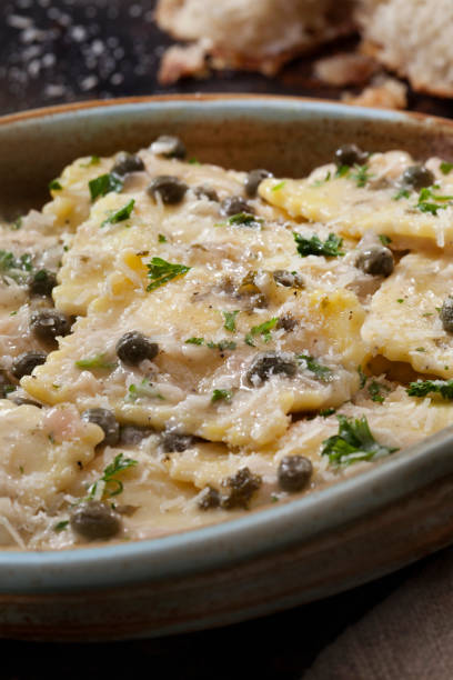 ravioli piccata de queso cremoso con pan artesano fresco - stuffing bread bowl crumb fotografías e imágenes de stock