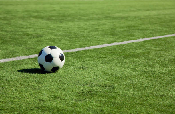 緑の遊び場でサッカーボール。サッカーコンセプト - lawn ball circle green ストックフォトと画像